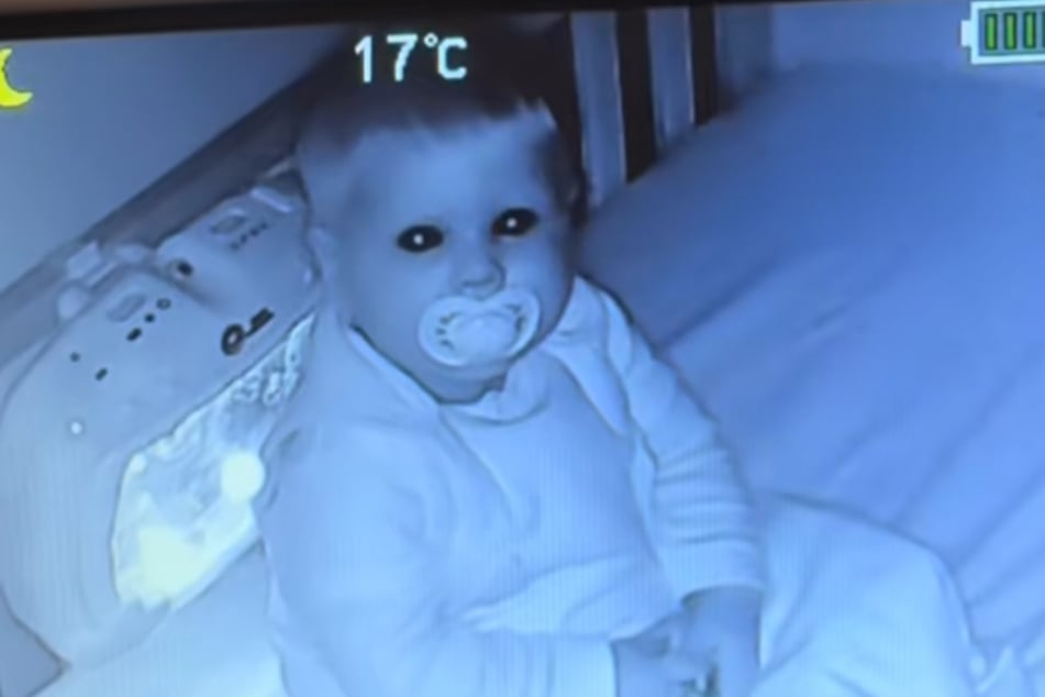 Bei diesem Anblick verzweifelt Holly Sansom. Kaum hat sie ihre Tochter Nora zum Schlafen gebracht, sitzt diese zehn Minuten später einsam im Bettchen.