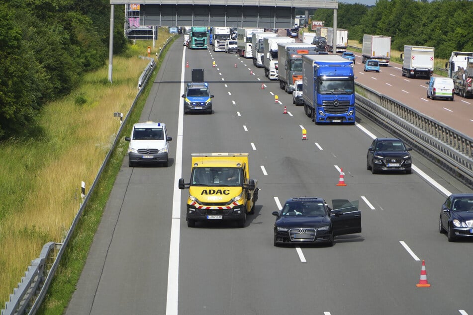 Der Verkehr wird auf der linken Spur an der Unfallstelle vorbeigeführt.