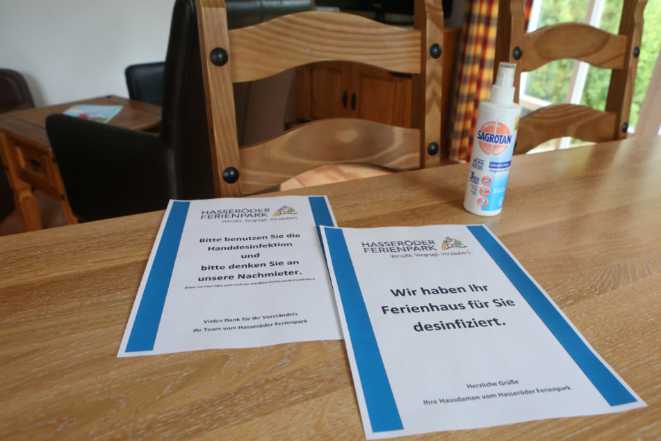 Ausdrucke mit Hygienehinweisen liegen auf dem Tisch eines Ferienhauses.