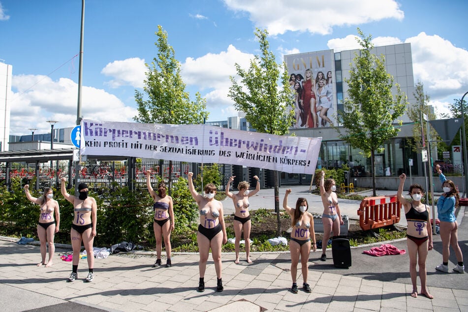 Aktivistinnen des Augsburger Klimacamps demonstrieren gegen das von "Germany's Next Topmodel" propagierte Frauen-Ideal.
