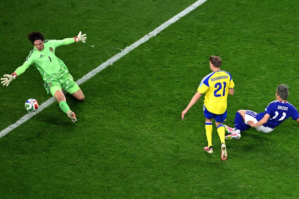 Zetterström (l.) zeigte gegen Japan eine sehr solide Leistung. Beim 1:0 der Japaner durch Daizen Maeda (r.) war er machtlos.