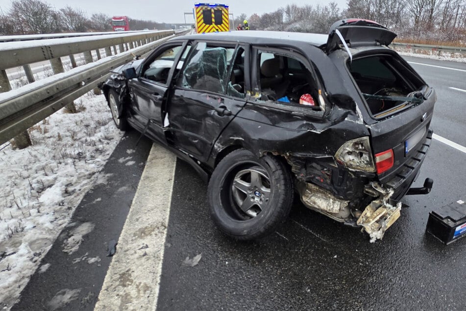 Unfall A14: Drei Fahrzeuge rauschen ineinander: Crash legt A14 lahm