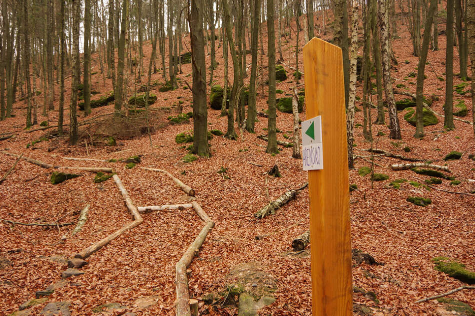 Eine Markierung für den neuen Wanderweg steht bereits.