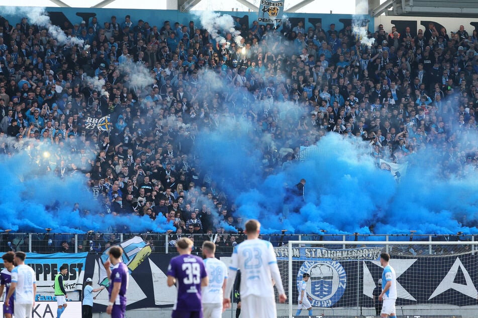 Am 22. April trifft der Chemnitzer FC im Sachsenpokal-Halbfinale auf den FC Erzgebirge Aue. Das Stadion wird wohl rappelvoll.