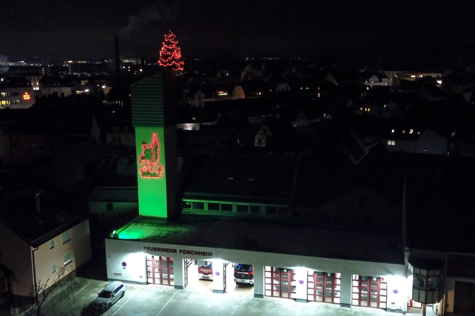 22 Meter Höhe: der Weihnachtsbaum der Forchheimer Feuerwehr.