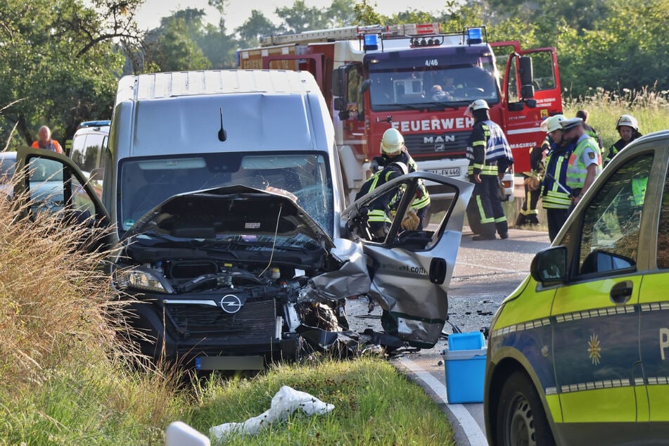 Der Transporter-Fahrer wurde in ein Krankenhaus gebracht.