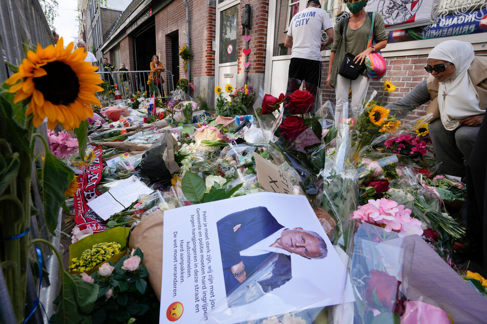 Amsterdam: Einige Menschen haben Bilder des Kriminalreporters und Blumen am Tatort niedergelegt.