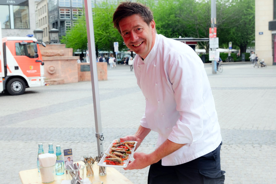 Der Leipziger Koch Jörg Färber stellt sich zu Stadtfest in einer Live-Kochshow die Aufgabe ein Gericht ganz ohne Strom zu kochen.