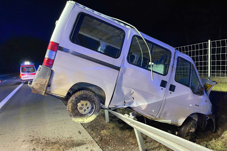 Der verunfallte Kleintransporter steht auf der Leitplanke.