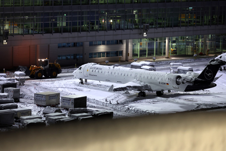 Am Münchner Flughafen wird der Betrieb am Dienstag bis Mittag wegen eines angekündigten Eisregens eingestellt.