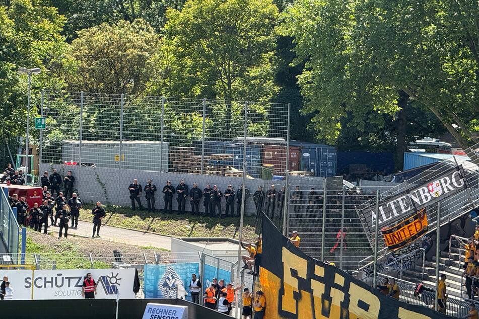 Hinter dem Gästeblock hat sich bereits die Polizei versammelt.