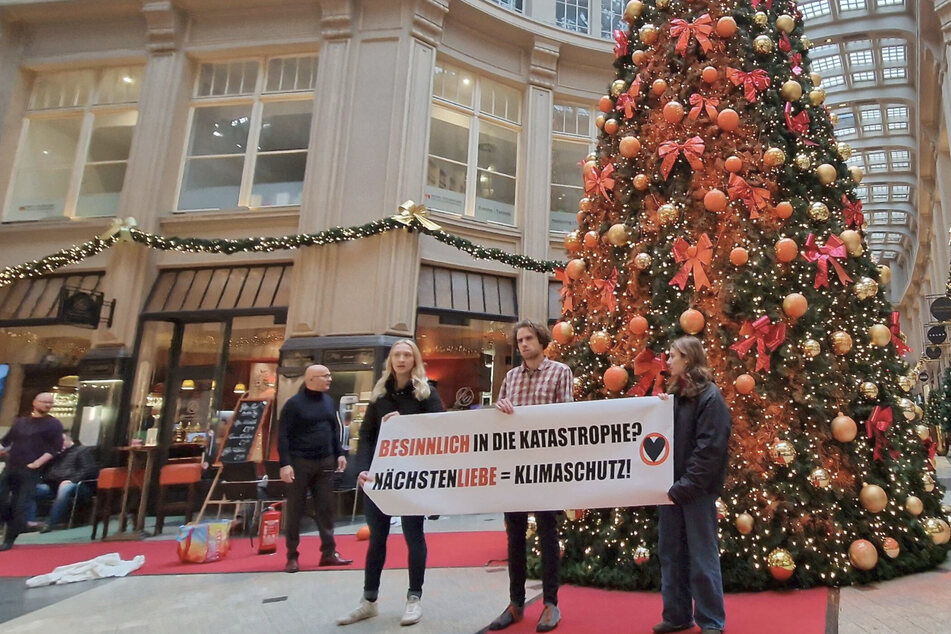 Klima-Protest in Leipzig: Letzte Generation besprüht Weihnachtsbaum!