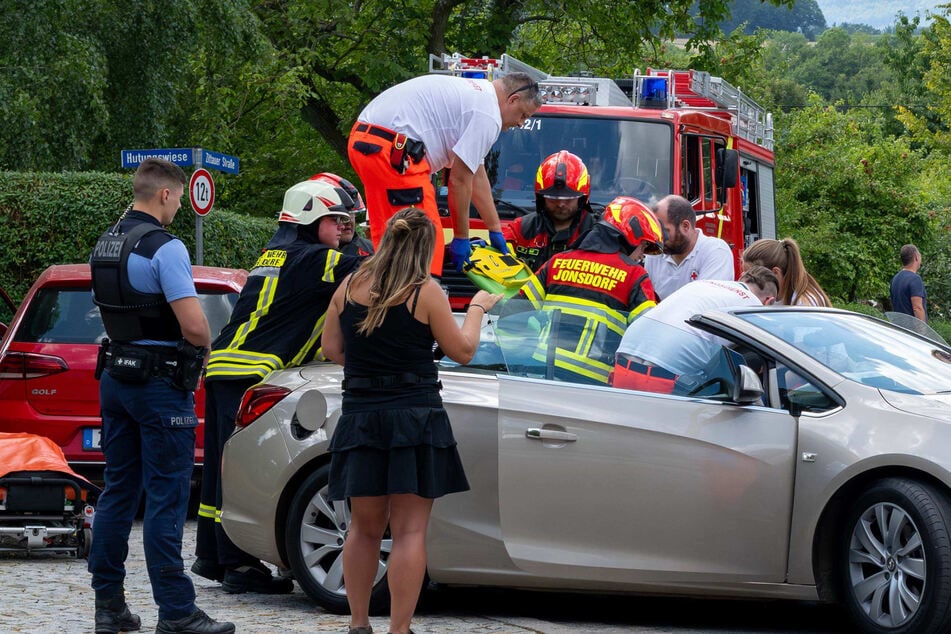 Der Opelfahrer (46) wurde mithilfe eines Spineboards befreit.