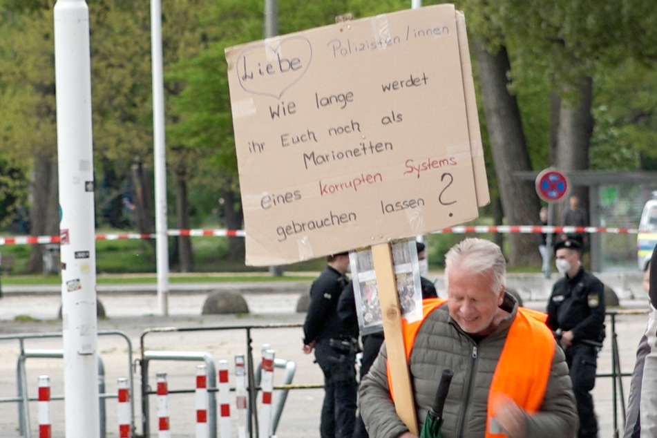 Nach Angaben der Polizei kamen am Samstag knapp 1200 Demonstranten zu der Kundgebung im Freistaat Bayern.