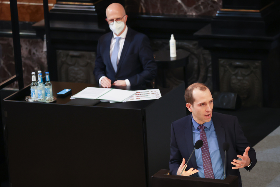 Dennis Thering (38, CDU, vorn) spricht im Januar 2022 bei einer Sitzung der Hamburgischen Bürgerschaft. Im Hintergrund Hamburgs Erster Bürgermeister Peter Tschenscher (57, SPD) gegen den Thering bei der kommenden Wahl herausfordern will.