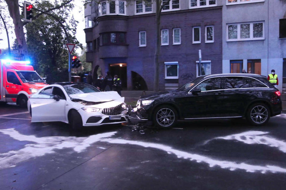 Am Donnerstagabend sind bei einem Verkehrsunfall in Berlin-Steglitz drei Menschen schwer verletzt worden.
