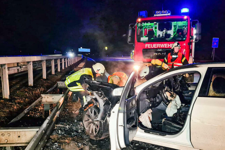 Mercedes kracht bei Unfall auf A9 gleich zweimal in die Leitplanke