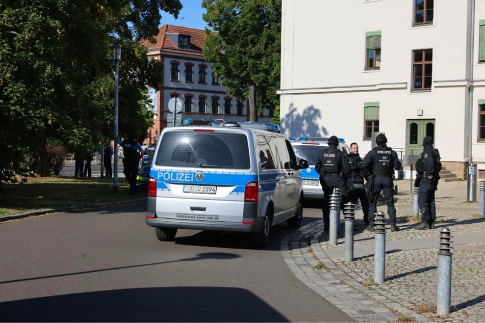 Mehrere Beamte fuhren zum Arbeitsamt.