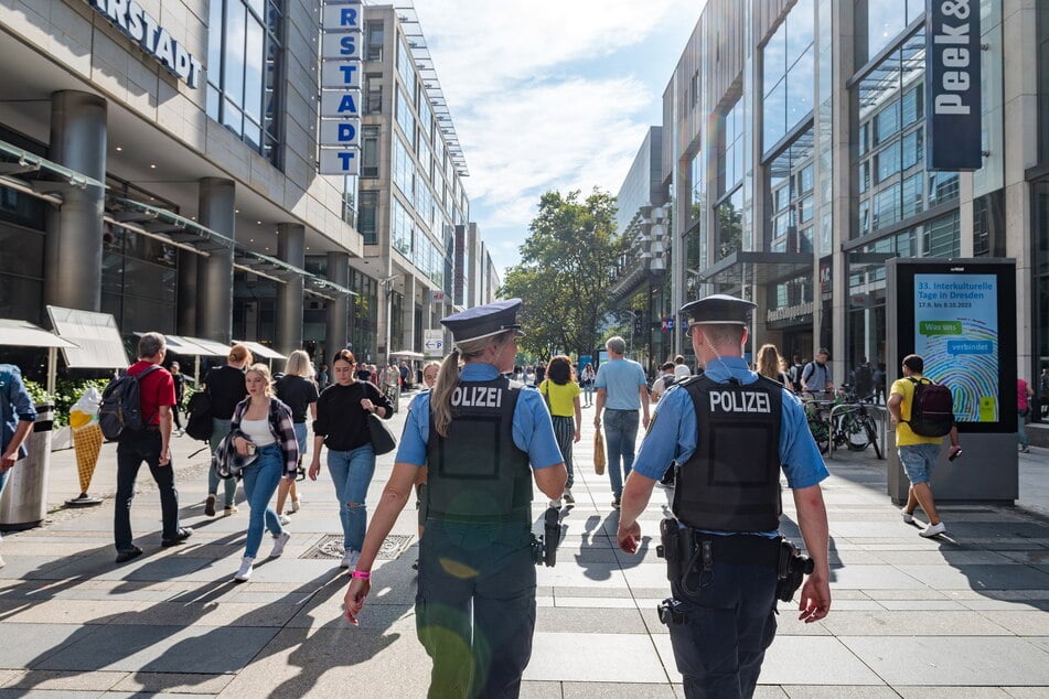 Am Montag war die Polizei auf der Prager Straße unterwegs und kontrollierte mehr als 50 Personen. (Archivbild)