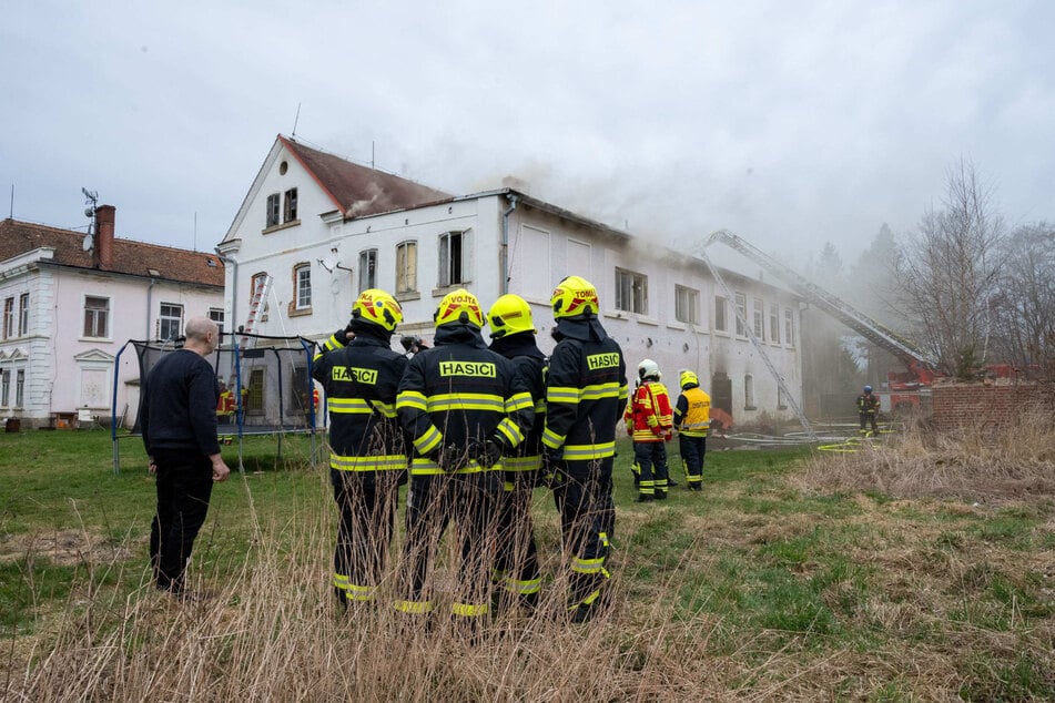 Einsatzkräfte aus Tschechien und Sachsen bekämpften gemeinsam die Flammen.