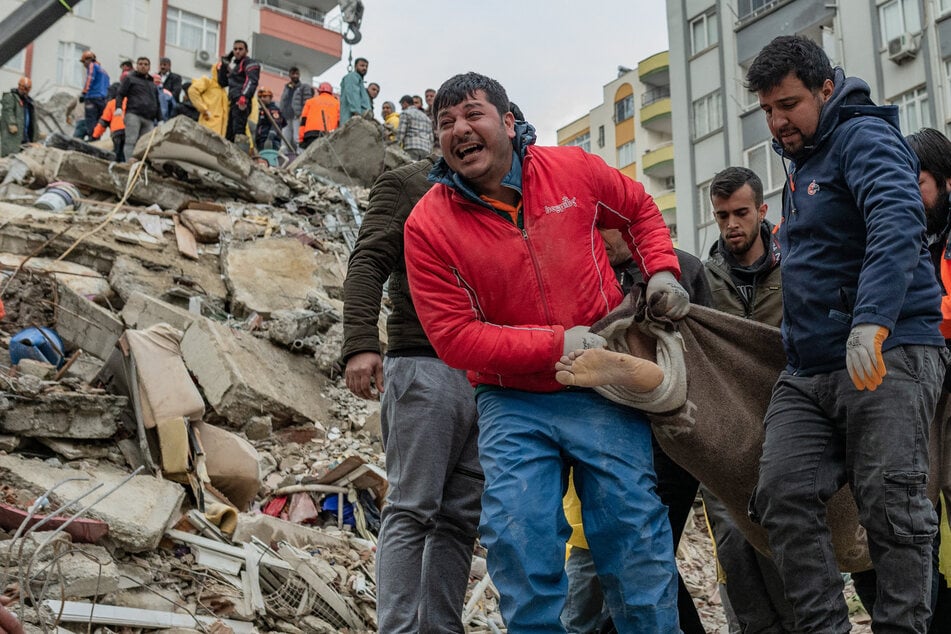 Zahl der Toten steigt stündlich: Bergungsarbeiten in der Türkei und Syrien laufen weiter