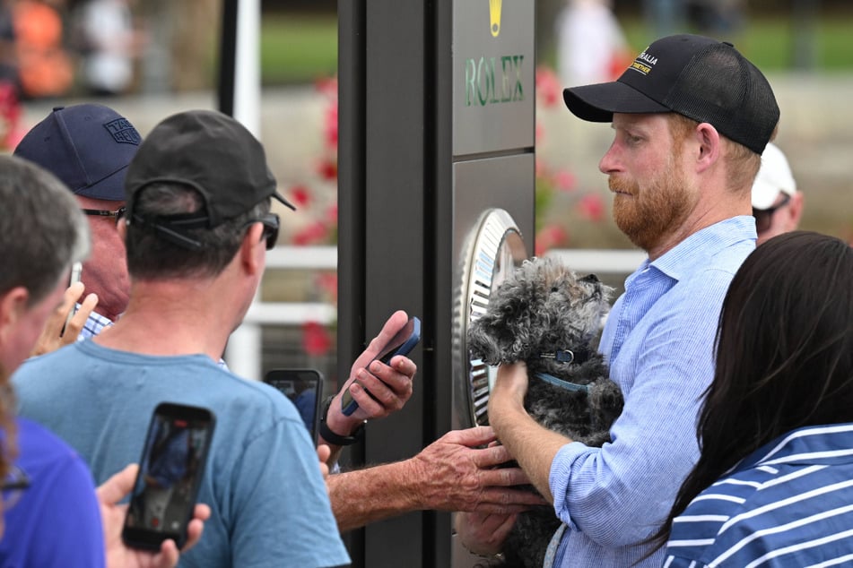 Erst will Prinz Harry (41) den Hund nicht halten, …