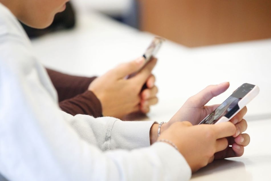 Bald sollen einheitliche Regeln zur privaten Handynutzung an Schulen gelten. (Symbolfoto)