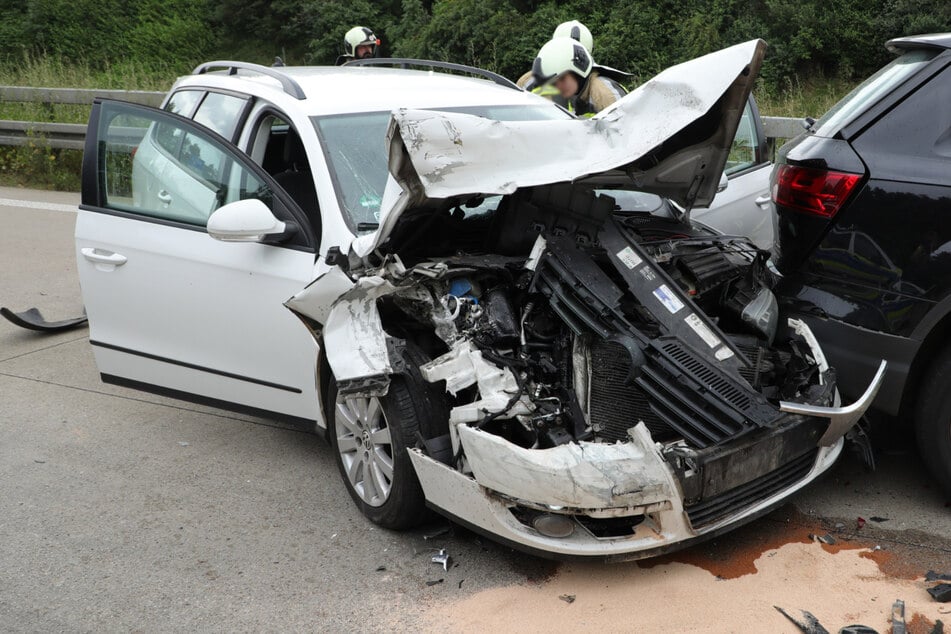 Unfall A4: Passat donnert auf A4 in Audi, zwei Verletzte, Vollsperrung Richtung Chemnitz