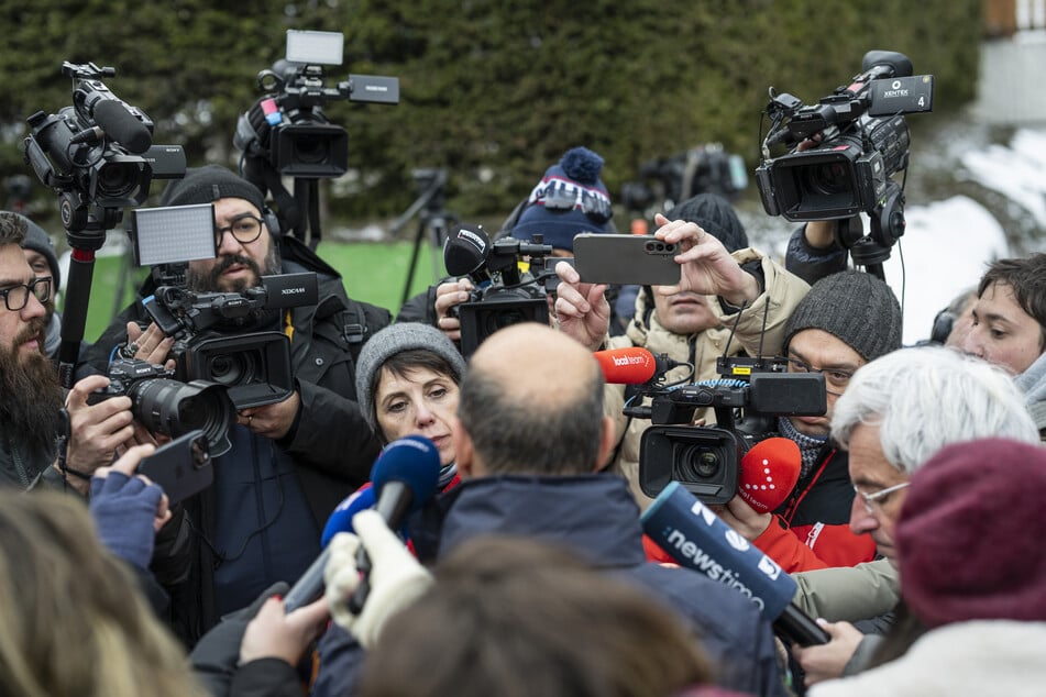 Laut Ermittlern ist der verheerende Brand im Schweizer Nobel-Skiort Crans-Montana durch Pyrofontänen verursacht worden.