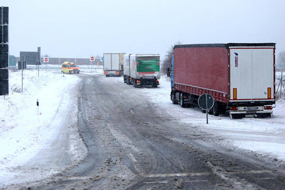 Auf der A4-Zufahrt in Hohenstein-Ernstthal kamen zahlreiche Laster nicht weiter.
