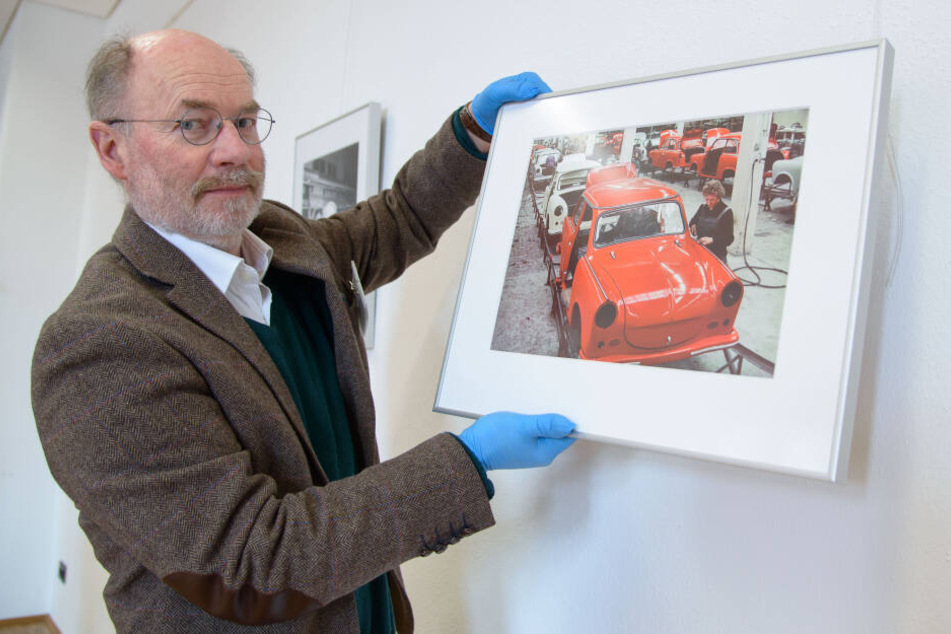 Sammlungsleiter Achim Dresler (60) gibt einen ersten Einblick in die Sonderausstellung "Untergegangene Arbeitswelten" mit Bildern von Wolfgang G. Schröter.