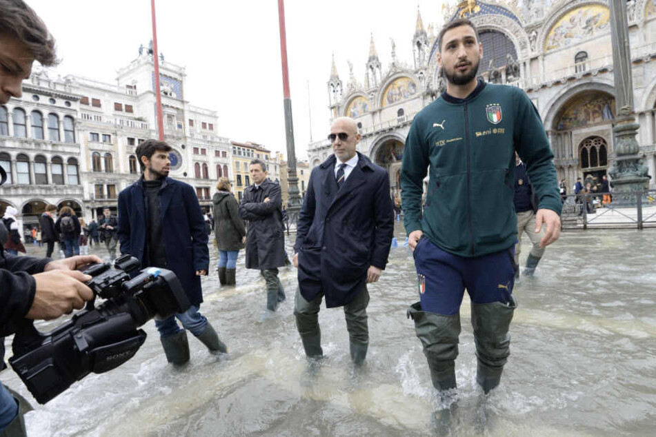 Gianluigi Donnarumma (r.), Fußballtorwart von Italien, kommt während des Hochwassers auf den Markusplatz, um die Betroffenen zu unterstützen.