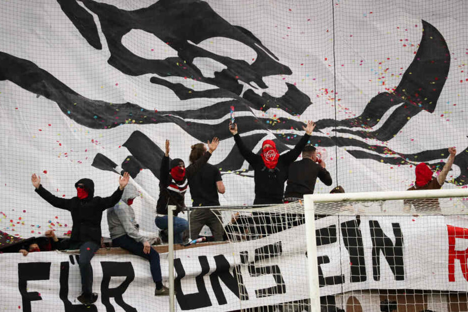 St. Paulis Fans feiern ihre Mannschaft vor einem Spiel.