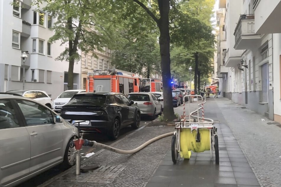 Berlin: Ladengeschäft in Neukölln fängt Feuer: Bewohner retten sich selbst