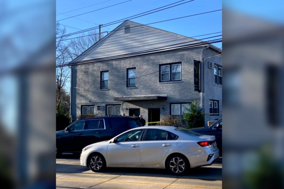 Die Polizei stürmte das Haus in Philadelphia, nachdem Nachbarn sich über Lärm beschwert hatten.