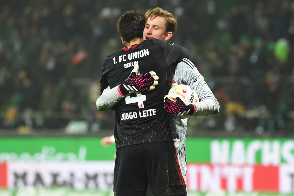 Unions Diogo Leite (24, l.) und Keeper Frederik Rönnow (30) umarmen sich nach dem Sieg gegen Werder Bremen.