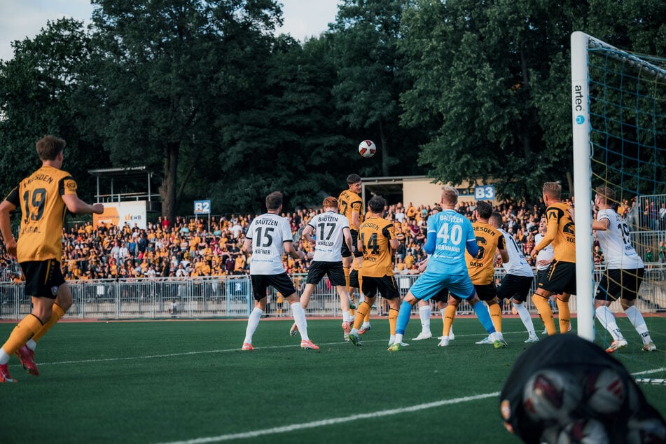 Die Vorbereitung des 2:0. Ahmet Muhamedbegovic (27) verlängerte eine Ecke, Alexander Rossipal (30, l.) schob ein und prallte danach schmerzhaft gegen den Pfosten.