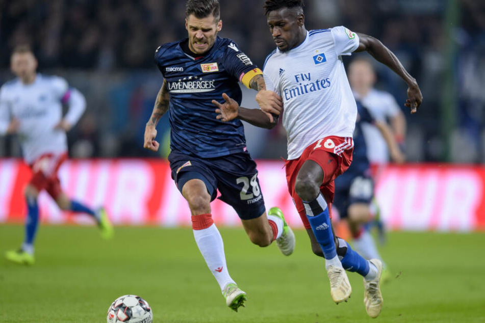 Bakery Jatta hängt im Hinspiel seinen Gegenspieler Christopher Trimmel ab.
