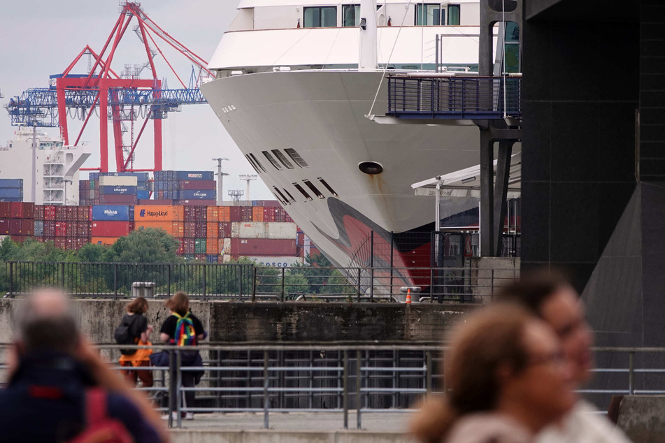 Hamburg: Kreuzfahrtschiffe sollen im Hafen mit Landstrom versorgt werden