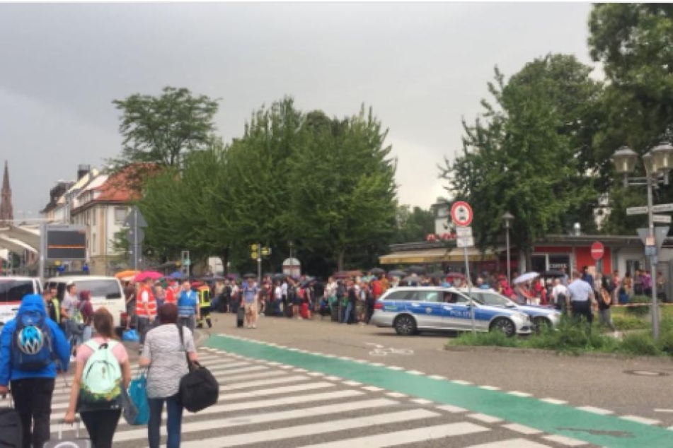 Rund tausend Menschen warten am Bahnhof in Offenburg darauf, endlich weiterfahren zu können.