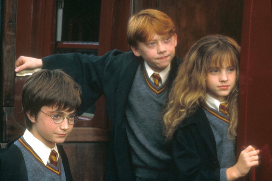 Rupert Grint (32, c.) starred alongside Daniel Radcliffe (31, l.) and Emma Watson (30) in eight Harry Potter films (archive image).