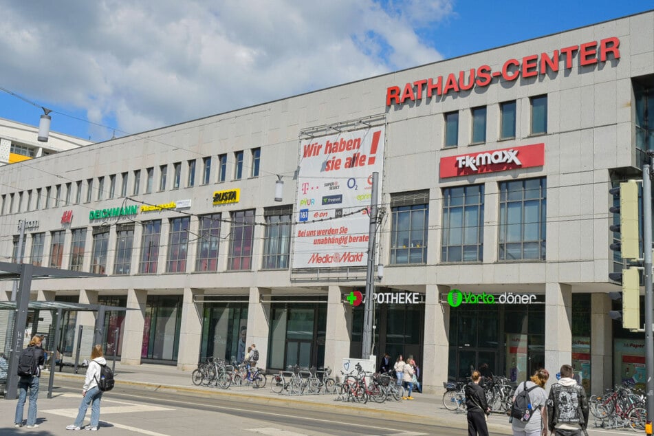 In belebtem Shopping-Center: Räuber zerkloppt Juwelier-Vitrine und flüchtet mit Schmuck