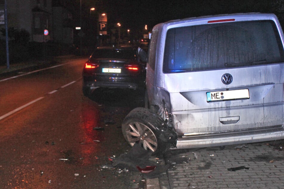 Der silberne VW Bus war ordnungsgemäß geparkte, als der Audi mit ihm zusammenstieß.