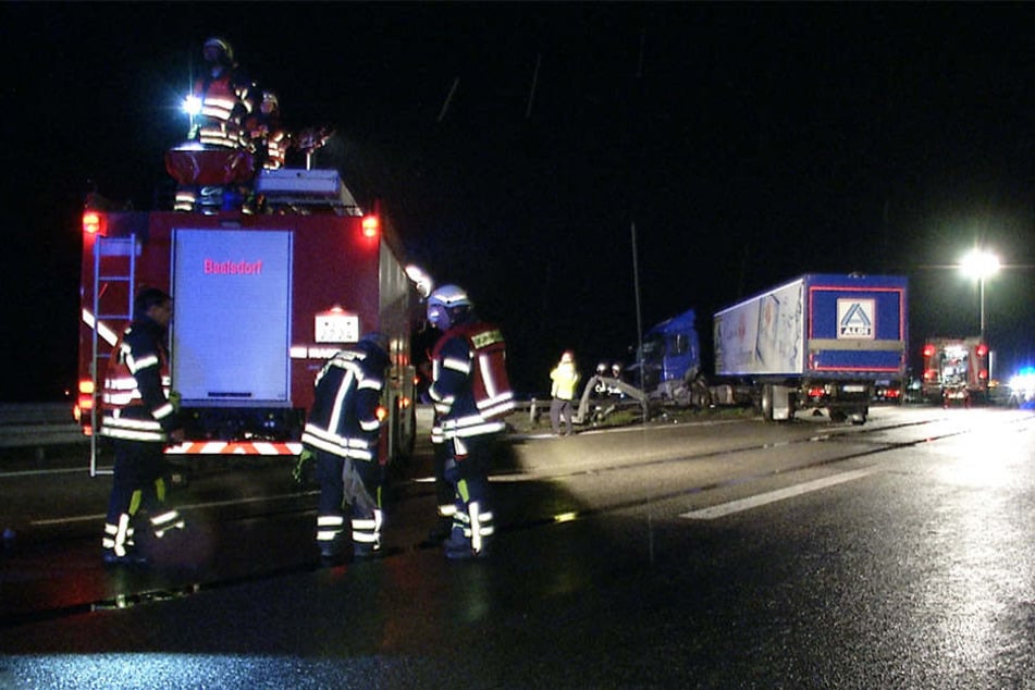 Die Bergungs- und Aufräumarbeiten dauerten mehrere Stunden an. Die A14 musste währenddessen in beiden Richtungen gesperrt werden.