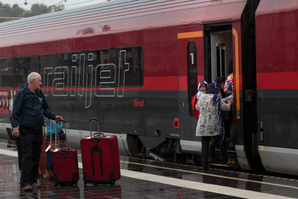 Auch der neue Vindobona trägt dicke rote Farbstreifen. Inzwischen heißt er aber Railjet.
