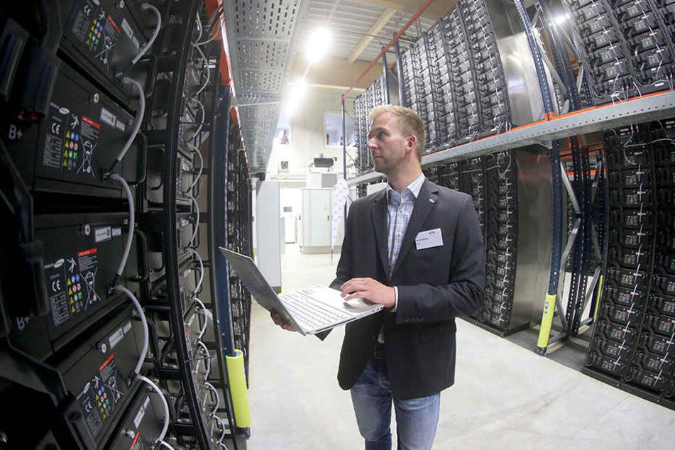 Projektmitarbeiter Rene Kahle (31) im neuen Batteriespeicher, dem Größten seiner Art in Sachsen.
