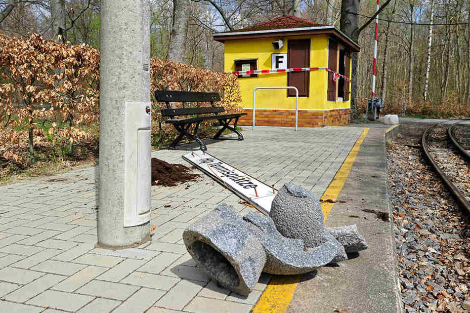 Vandalen suchten den Haltepunkt der Parkeisenbahn heim.