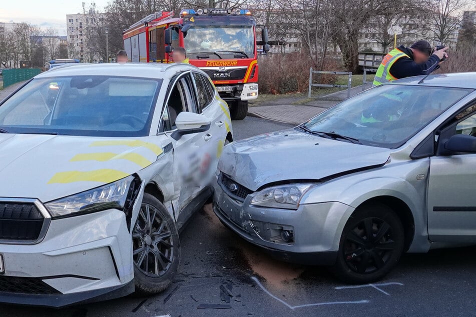 Den Fotos nach dürfte der Ford Focus dem Škoda Enyaq in die Seite gekracht sein.