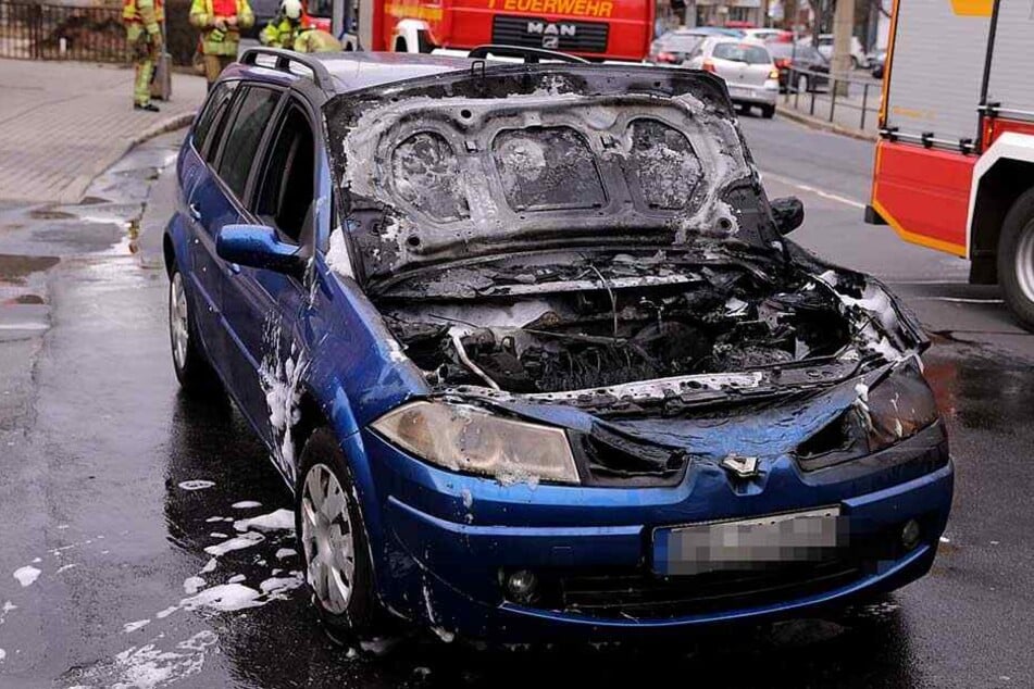 Der Motor das Renault hatte Feuer gefangen.