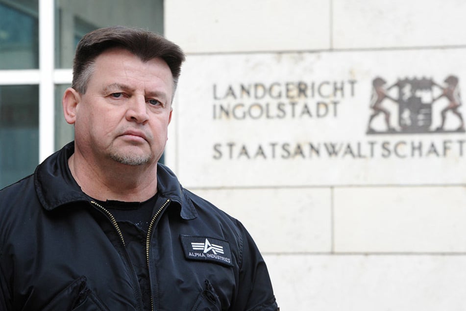 Kläger Jürgen Pflaum vor dem Landgericht in Ingolstadt. Pflaum und seine Frau verklagen die Züchterin ihres kranken Mopses auf Schadensersatz.
